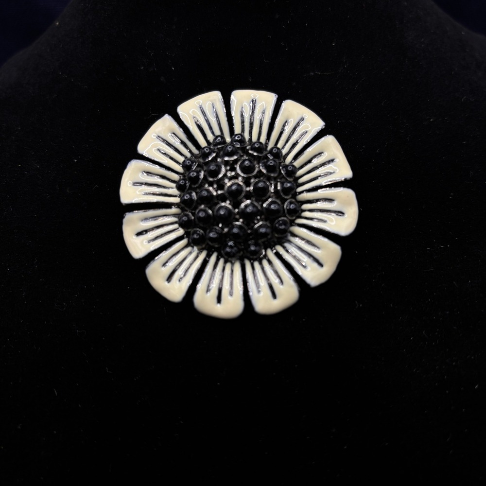 Vintage Style Cream Enamel Daisy Flower Brooch Black Center Silver Tone‎ Pin